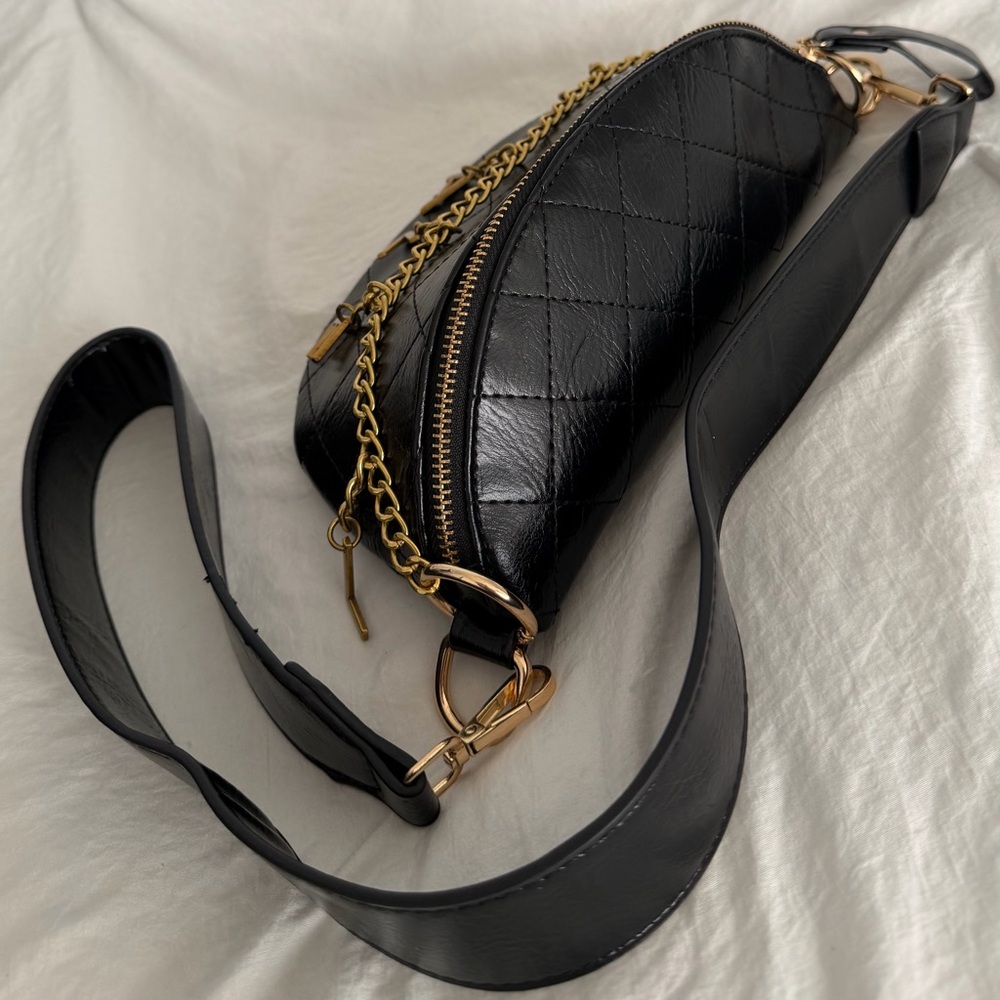 👑✅PRICE FIRM✅ Stylish Black Bum Shoulder Bag with Gold Brass Charms. NWOT - Picture 8 of 17
